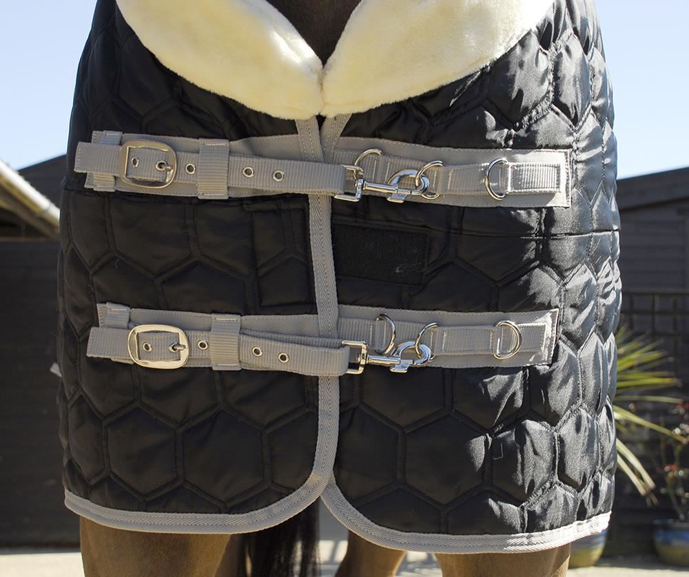 Rhinegold Detroit Hexagon Stable Quilted Rug (Black)